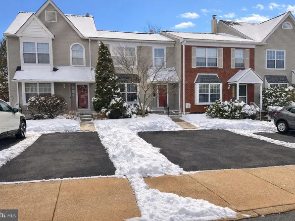 818 Treetop Ln, Norristown, PA 19403