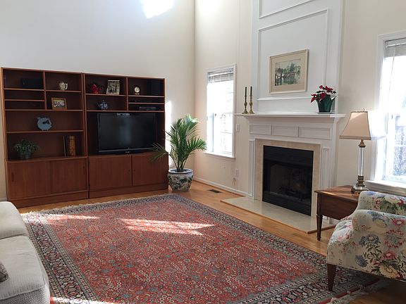 4th image of 2405 Summit Dr