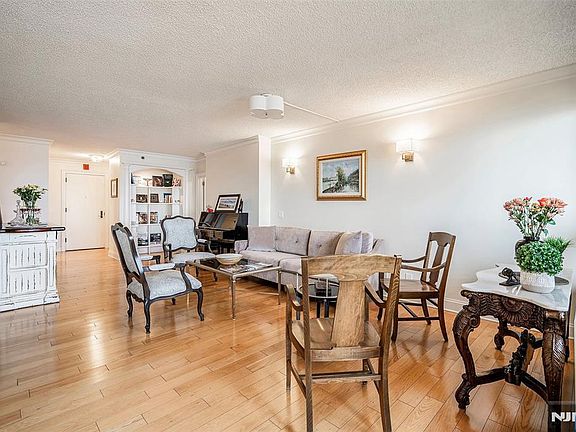 2nd image of 800 palisade Avenue