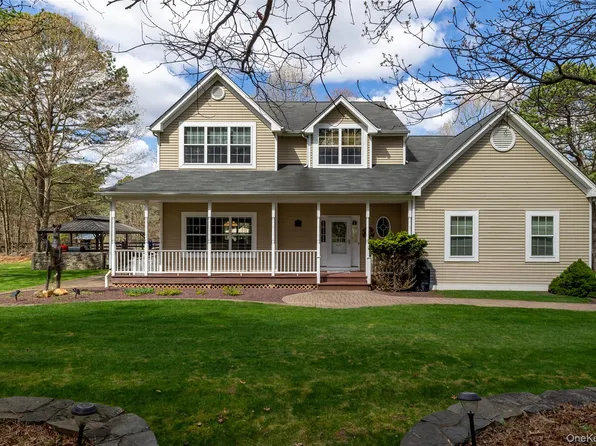 210 Weeks Avenue, Manorville, NY 11949
