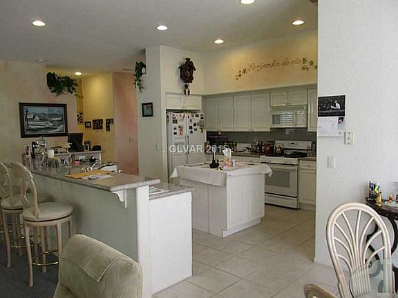4th image of 48 Chateau Whistler Ct
