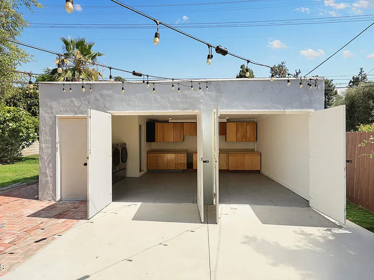 900 E Glenoaks Blvd — Photo 21
