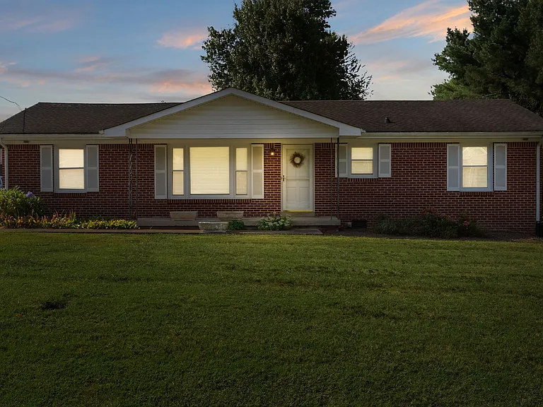 209 Oak Dr — Photo 2