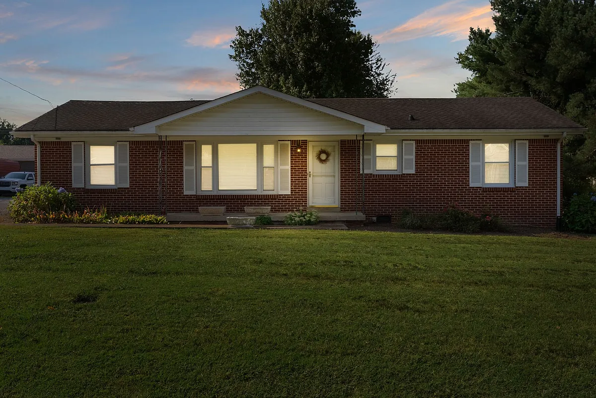 Building Photo - 209 Oak Dr