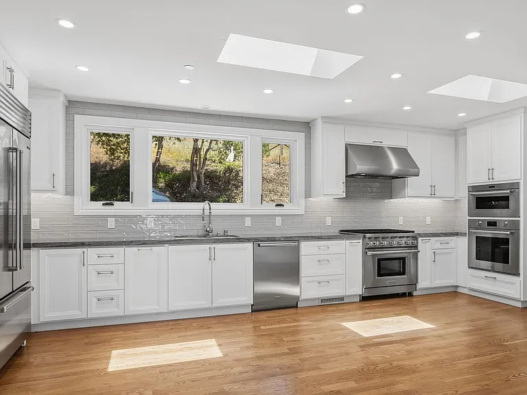 16010 Carey Ln — Photo 8