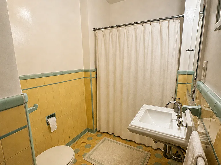 425 N Sycamore Ave #8 — Photo 10