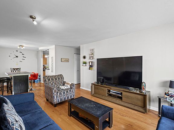 4th image of 3201 W Balmoral Ave APT 301