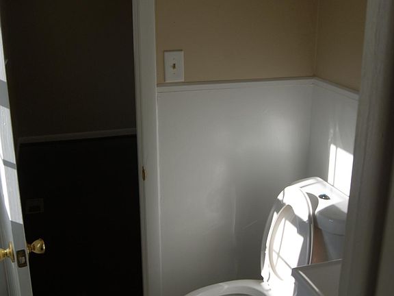 5th image of 3021 Southport Ave