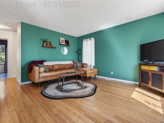 3rd image of 3387 Curwood St