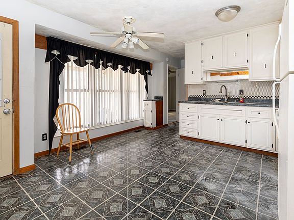 3rd image of 1410 Dillon Dr