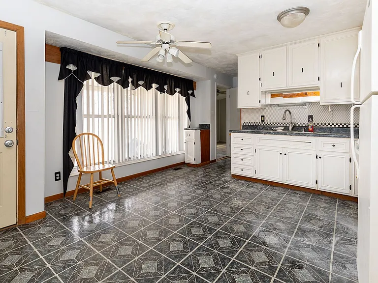 1410 Dillon Dr — Photo 4