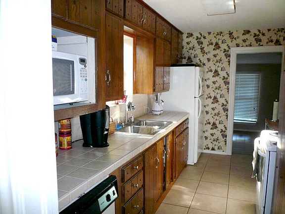 3rd image of 1716 NW Oak Ave