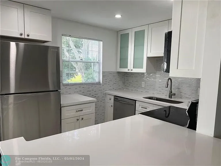 321 Newport Ct #V-unit 321 — Photo 4