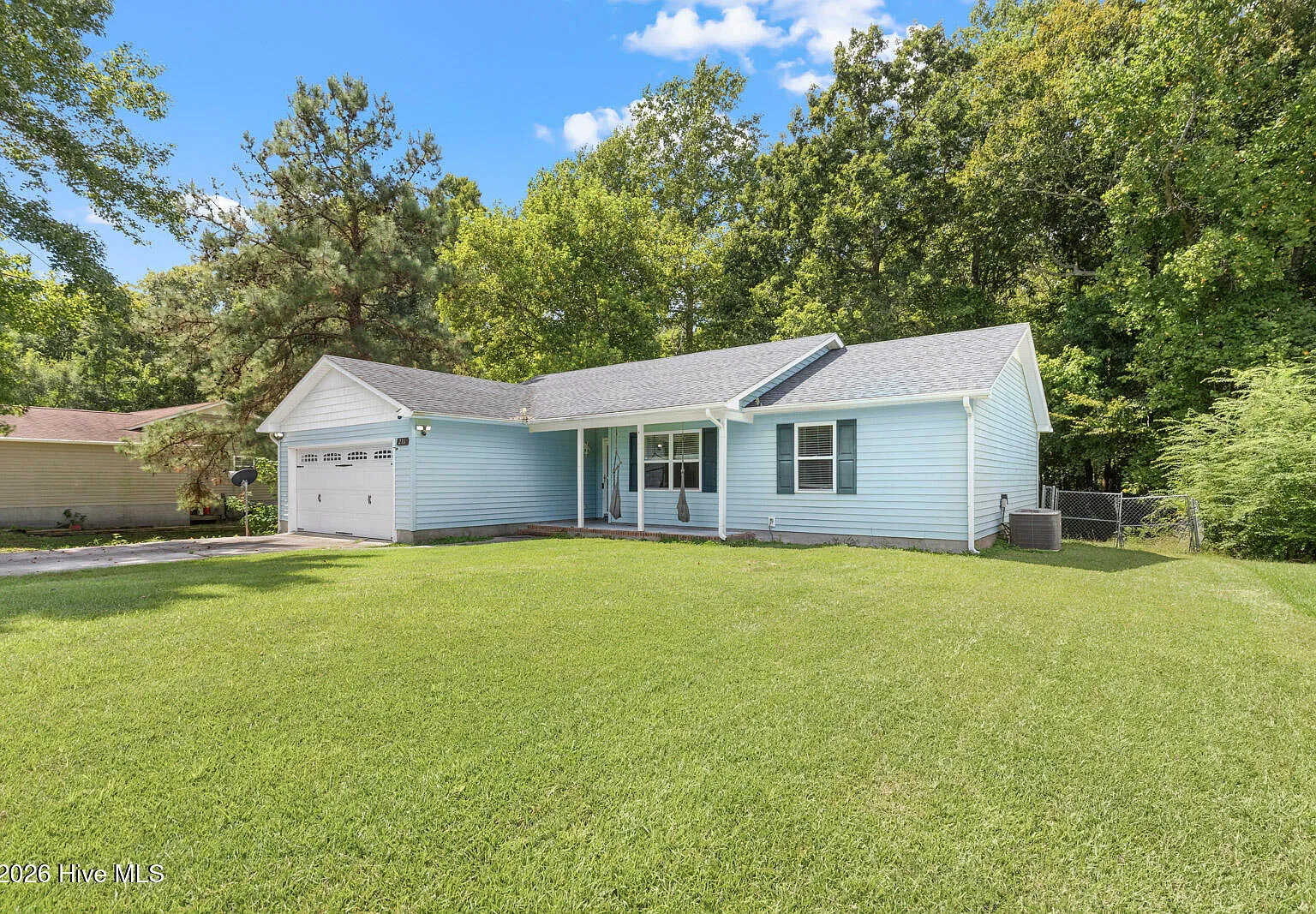 3 bed, 2.0 bath, 1240 sqft, $1,800 — Photo 2