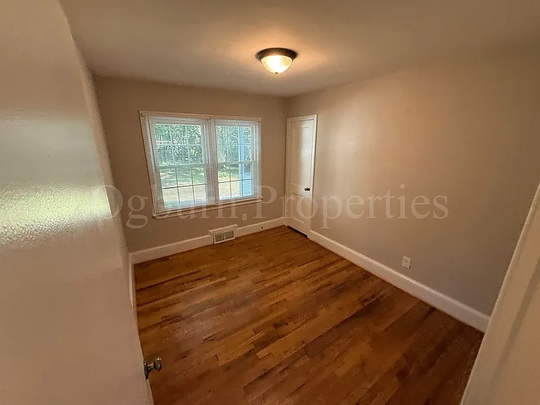 1131 Melrose St — Photo 5