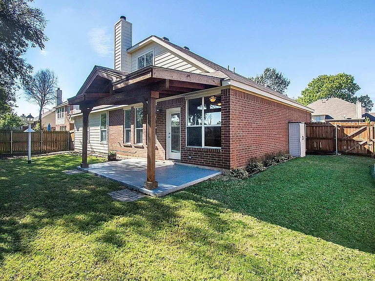 406 Leameadow Dr — Photo 2