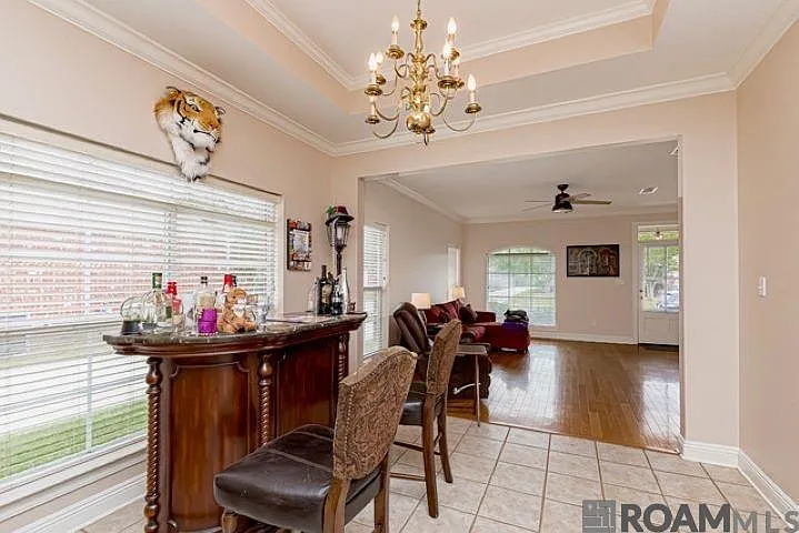 10125 Springbrook Ave — Photo 4