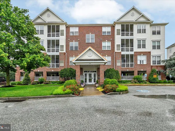 1050 Crest Way APT 403, York, PA 17403