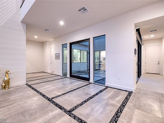 4th image of 25 Falling Ridge Ln