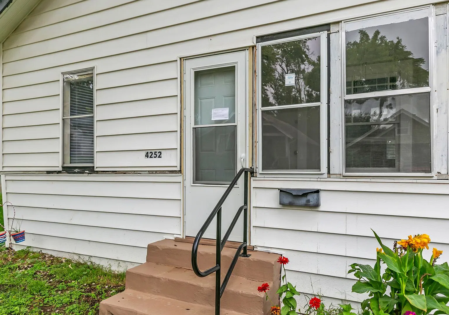 2 bed, 748 sqft, $1,350 — Photo 2