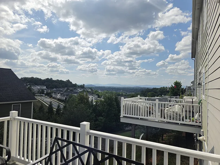 2441 Winthrop Dr — Photo 4