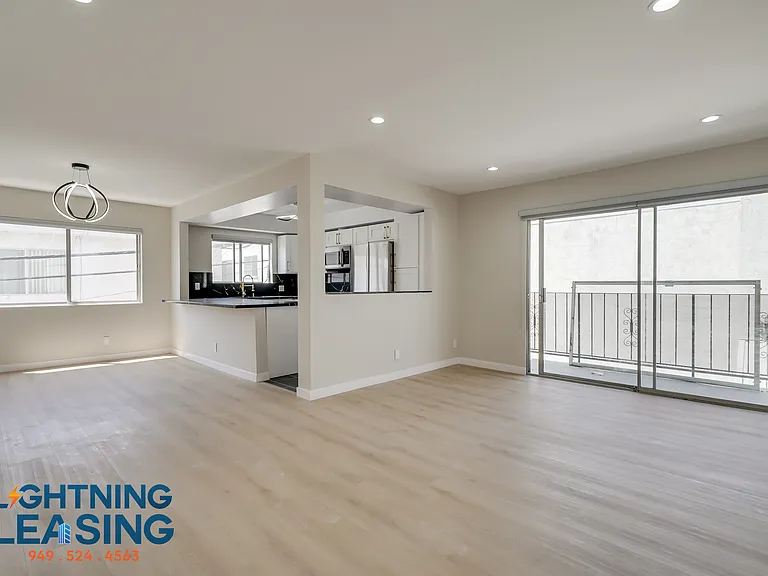 1035 N Hayworth Ave #110 — Photo 21