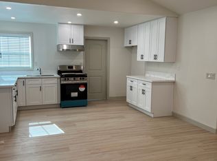 211 Mesa Dr, Costa Mesa, CA 92627