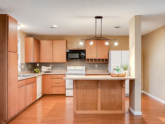 HUGE kitchn w/maple cabinets