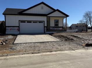 1607 Westport Dr, Davenport, IA 52804
