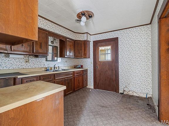 4th image of 704 Park St