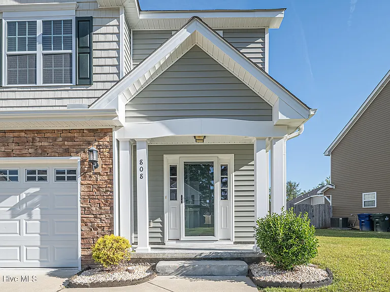 808 Jade Ln — Photo 2