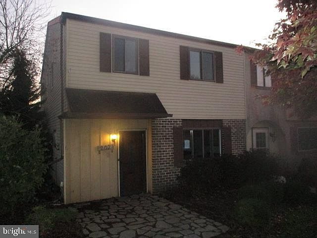 1st image of 202 Saddlebrook Dr