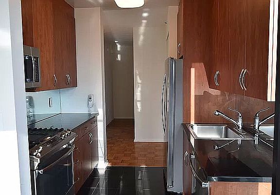 5th image of 420 E 61st St APT 42F