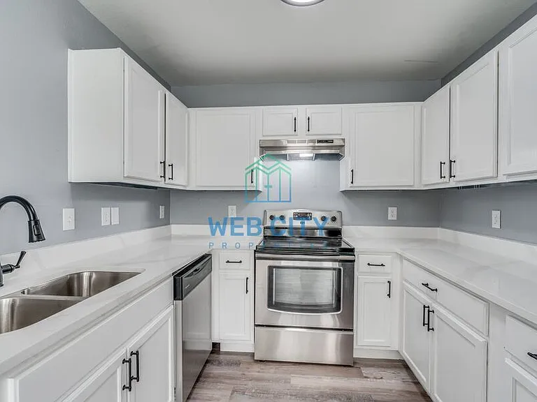 2525 Lyola St — Photo 5