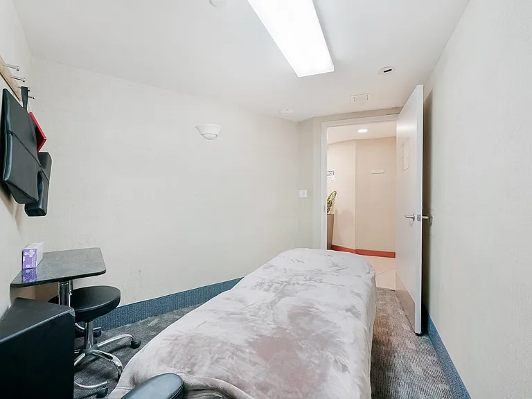 300 S Pointe Dr #405 — Photo 41