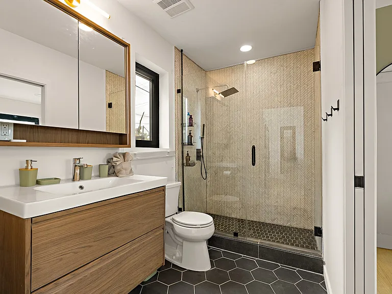 5204 1/2 E Baltimore St — Photo 15