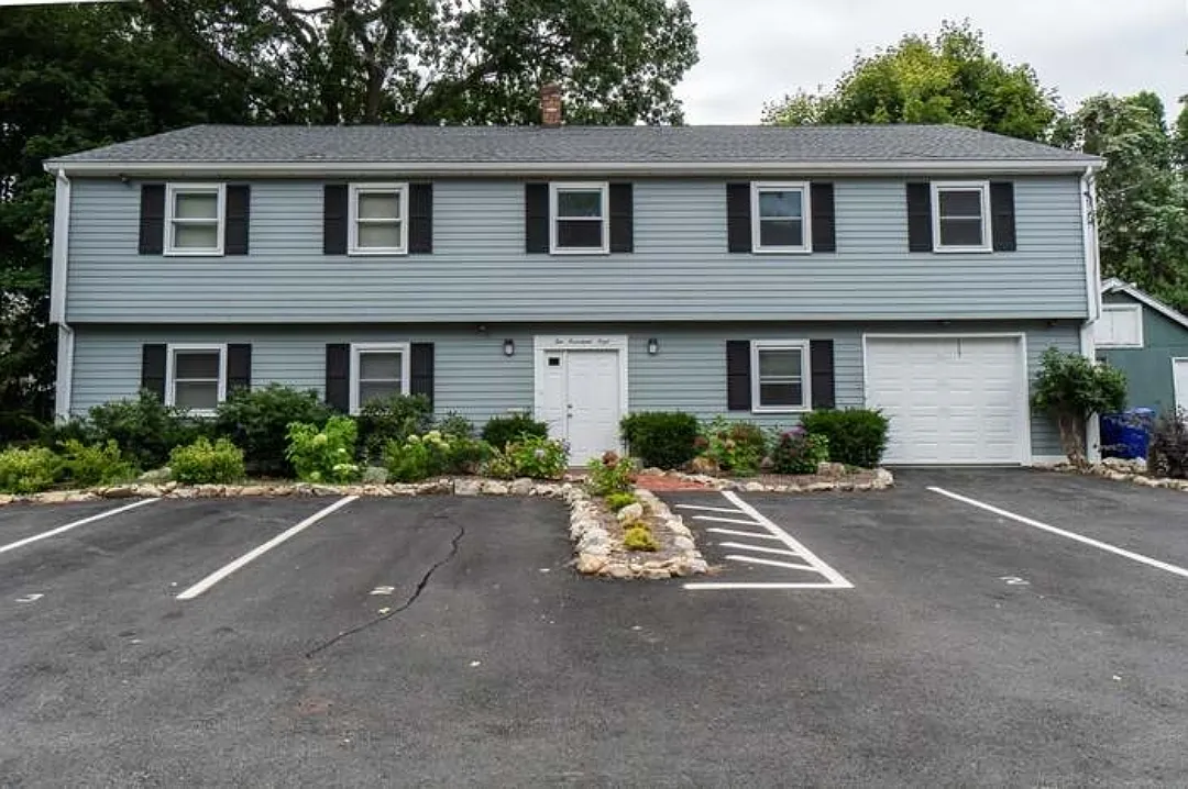 3 bed, 1090 sqft, $3,100 — Photo 2