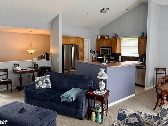 3rd image of 2131 Carriage Hill Cir