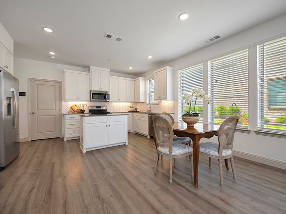 3rd image of 425 Parkside Dr