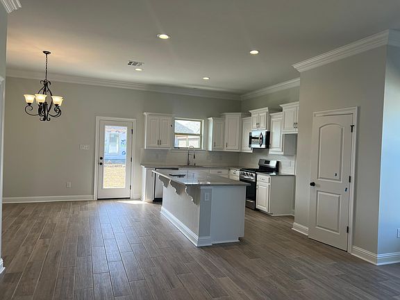4th image of 1041 Lakehaven Dr
