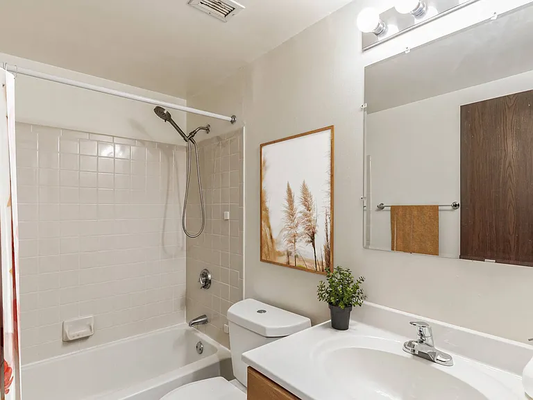 Highland Plaza Apartments — Photo 7