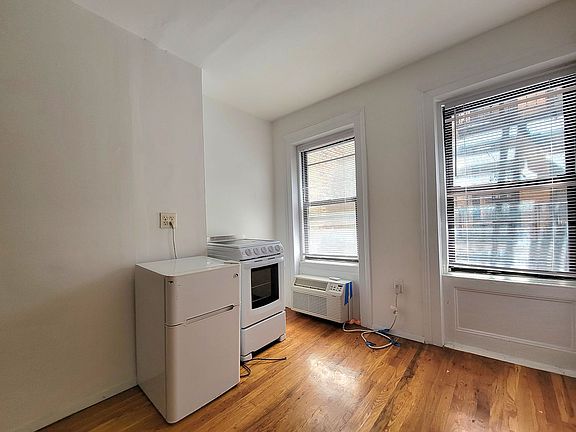 3rd image of 225 E 5th St APT 2AR