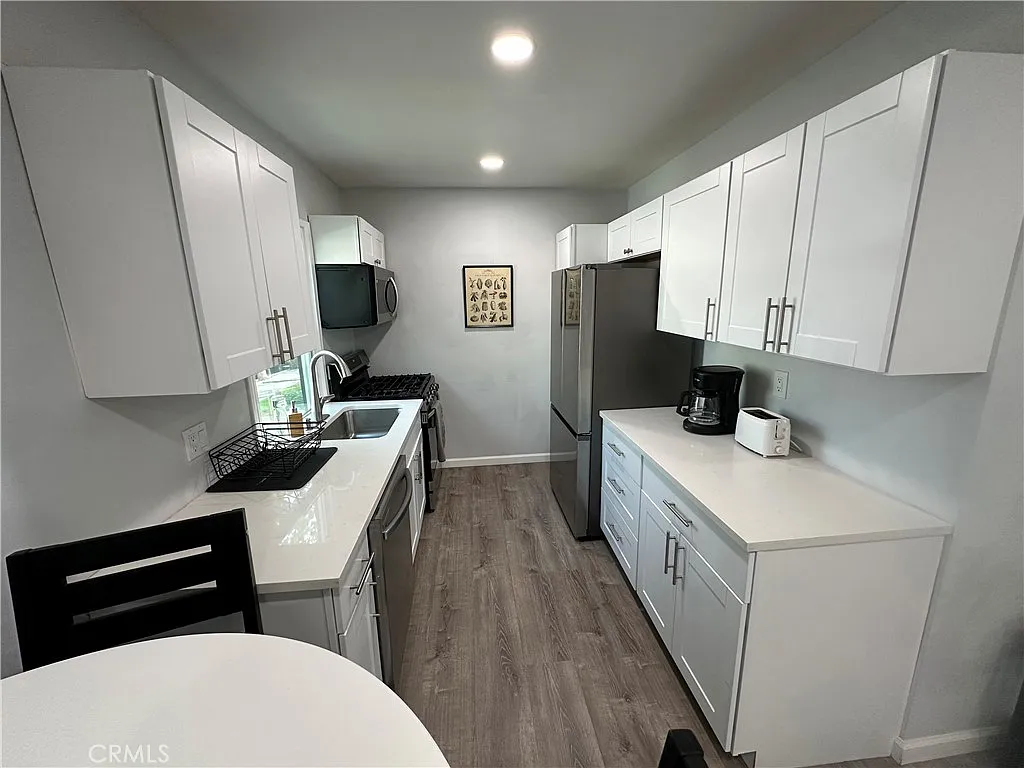 2 bed, 750 sqft, $3,995 — Photo 2