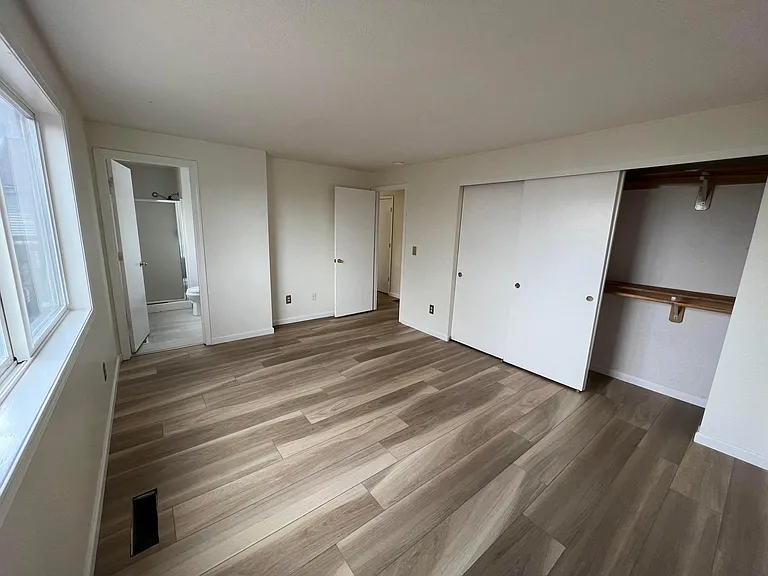 1004 SE 123rd Ave — Photo 3