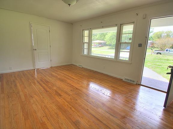 3rd image of 2927 Cedarwood Dr