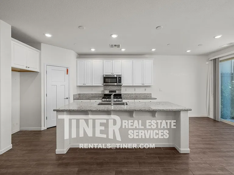 8082 Avanti Dr — Photo 4