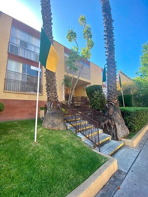 1st image of 133 S Mariposa Ave #15