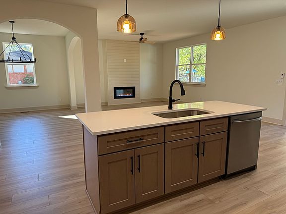 5th image of 410 Hillwood Dr