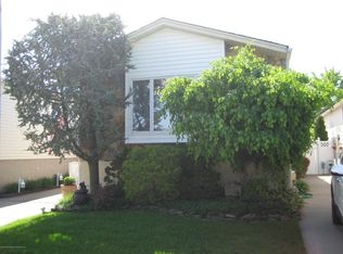 31 Nutwood Ct, Staten Island, NY 10308