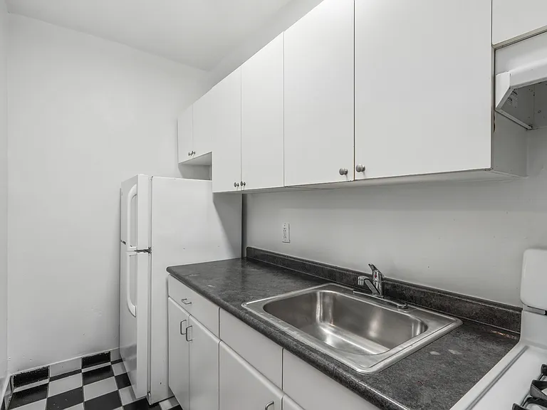 2175 Cedar Ave #3E — Photo 4